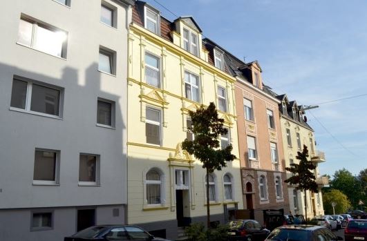 EkoPa Immobilien -  Charmantes 5 - Familienhaus mit Balkonen und Garten Ideal zur Eigennutzung