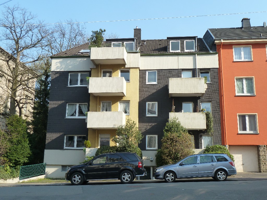 Sehr schicke und exklusive Dachgeschosswohnung mit 2 Balkonen und zwei Garagen-Stellplätzen